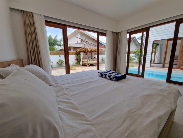 Master bedroom with ensuite bathroom in Villa Kuta Beach Lombok