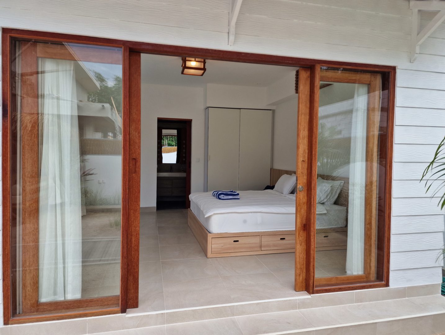 Master bedroom with ensuite bathroom in Villa Kuta Beach Lombok